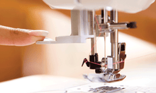 Lade das Bild in den Galerie-Viewer, Innov-is NV 10A oder Innov-is 10 Anniversary Nähmaschine -perfekt für fortgeschrittene Anfänger und Wiedereinsteiger